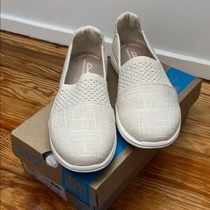 Clarks Women's Beige Loafers Size 7.5 Wide